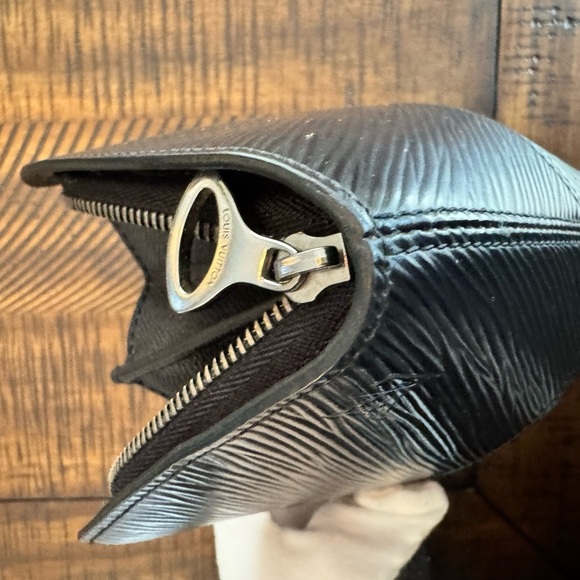 LOUIS VUITTON
Epi Demi Lune Pochette Black - Picture 15 of 17